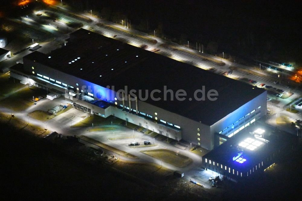 Nacht-Luftaufnahme Frankfurt (Oder) - Nachtluftbild Werksgelände der der Astronergy Solarmodule GmbH in Frankfurt (Oder) im Bundesland Brandenburg, Deutschland