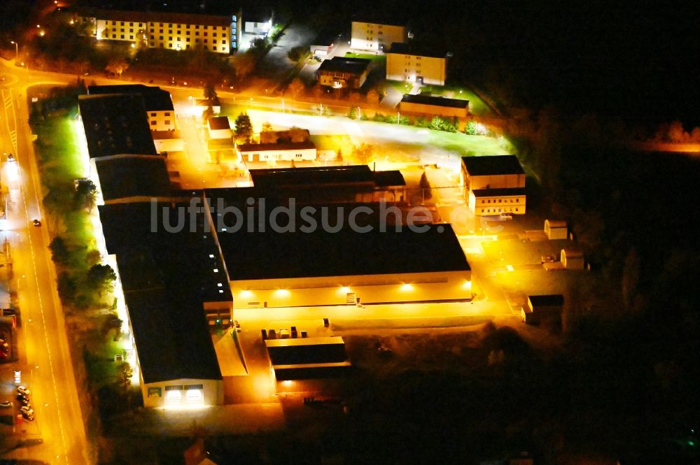 Wernigerode bei Nacht von oben - Nachtluftbild Werksgelände der der Pharma Wernigerode GmbH in Wernigerode im Bundesland Sachsen-Anhalt, Deutschland