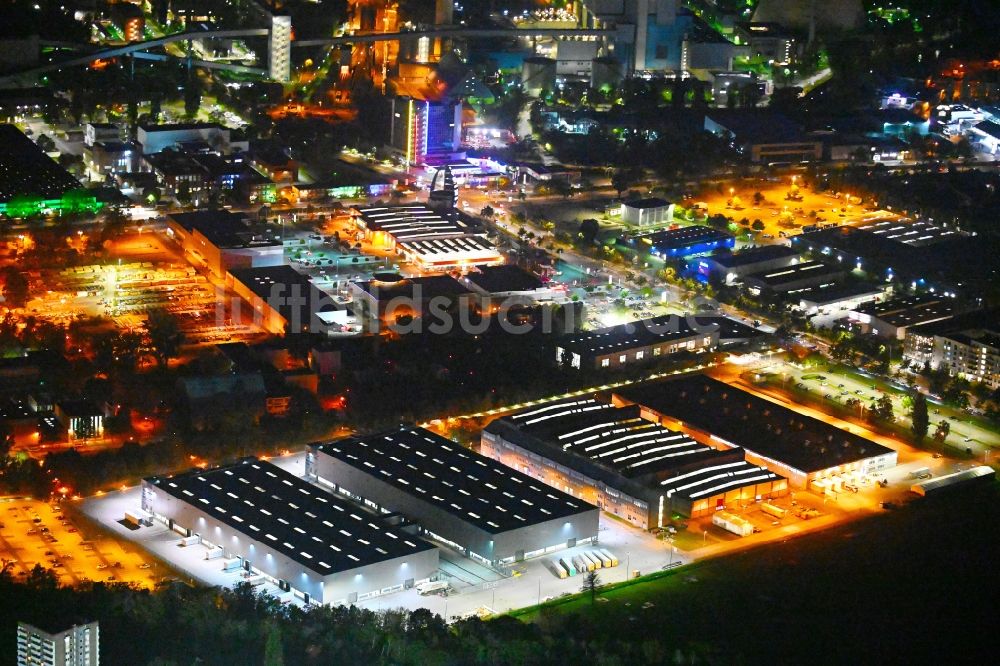 Berlin bei Nacht von oben - Nachtluftbild Werksgelände der der Siemens Energy Schaltwerk Hochspannung (Switchgear Factory) in Berlin, Deutschland
