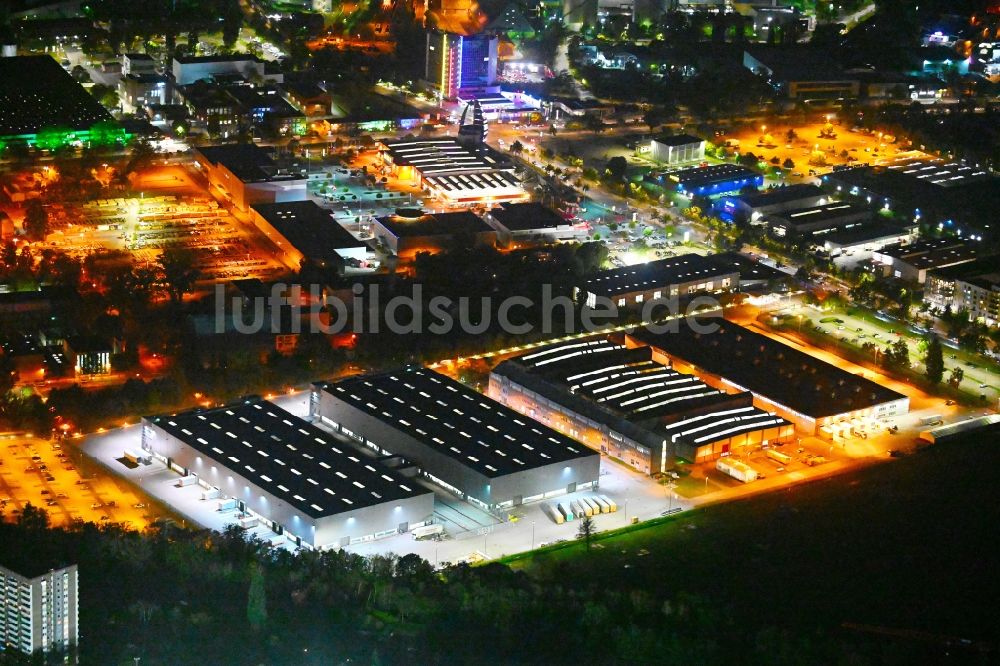 Berlin bei Nacht aus der Vogelperspektive: Nachtluftbild Werksgelände der der Siemens Energy Schaltwerk Hochspannung (Switchgear Factory) in Berlin, Deutschland