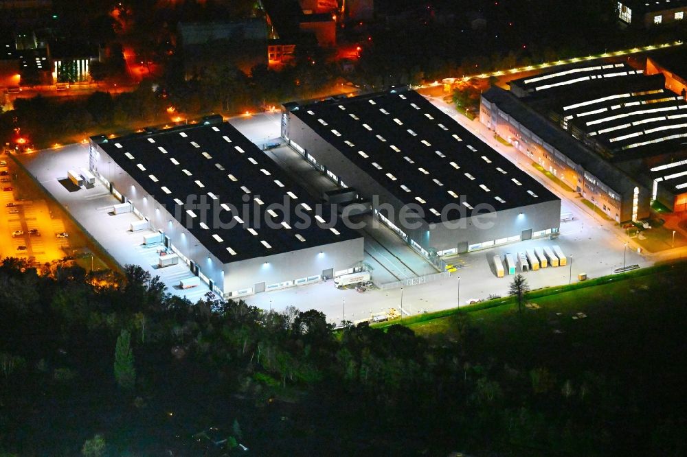 Nacht-Luftaufnahme Berlin - Nachtluftbild Werksgelände der der Siemens Energy Schaltwerk Hochspannung (Switchgear Factory) in Berlin, Deutschland
