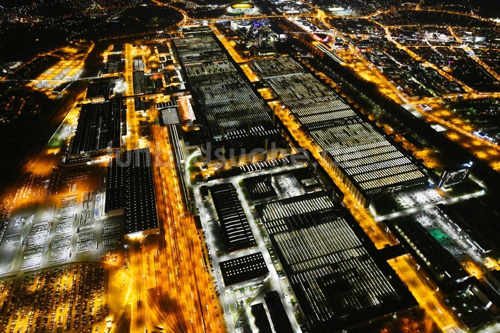 Wolfsburg bei Nacht von oben - Nachtluftbild Werksgelände der der VW VOLKSWAGEN AG in Wolfsburg im Bundesland Niedersachsen, Deutschland