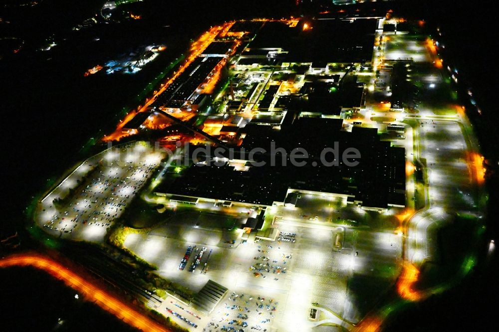 Saarlouis bei Nacht aus der Vogelperspektive: Nachtluftbild Werksgelände der Ford Werke in Saarlouis im Bundesland Saarland, Deutschland