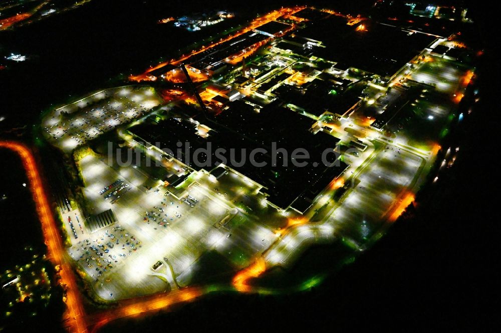 Saarlouis bei Nacht aus der Vogelperspektive: Nachtluftbild Werksgelände der Ford Werke in Saarlouis im Bundesland Saarland, Deutschland