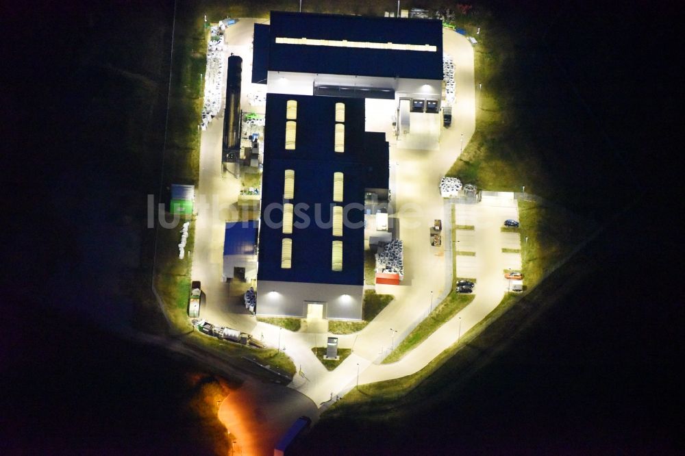 Schwerin bei Nacht aus der Vogelperspektive: Nachtluftbild Werksgelände der FVH Folienveredelung in Schwerin im Bundesland Mecklenburg-Vorpommern