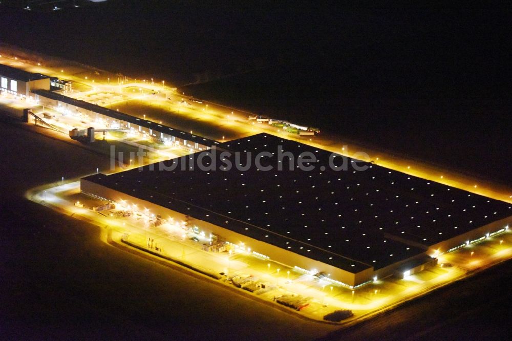 Sülzetal bei Nacht aus der Vogelperspektive: Nachtluftbild Werksgelände der f | glass GmbH am Appendorfer Weg in Sülzetal im Bundesland Sachsen-Anhalt