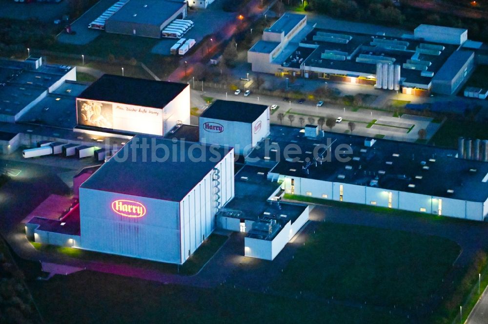 Nacht-Luftaufnahme Osterweddingen - Nachtluftbild Werksgelände der Harry Brot GmbH in Osterweddingen im Bundesland Sachsen-Anhalt, Deutschland