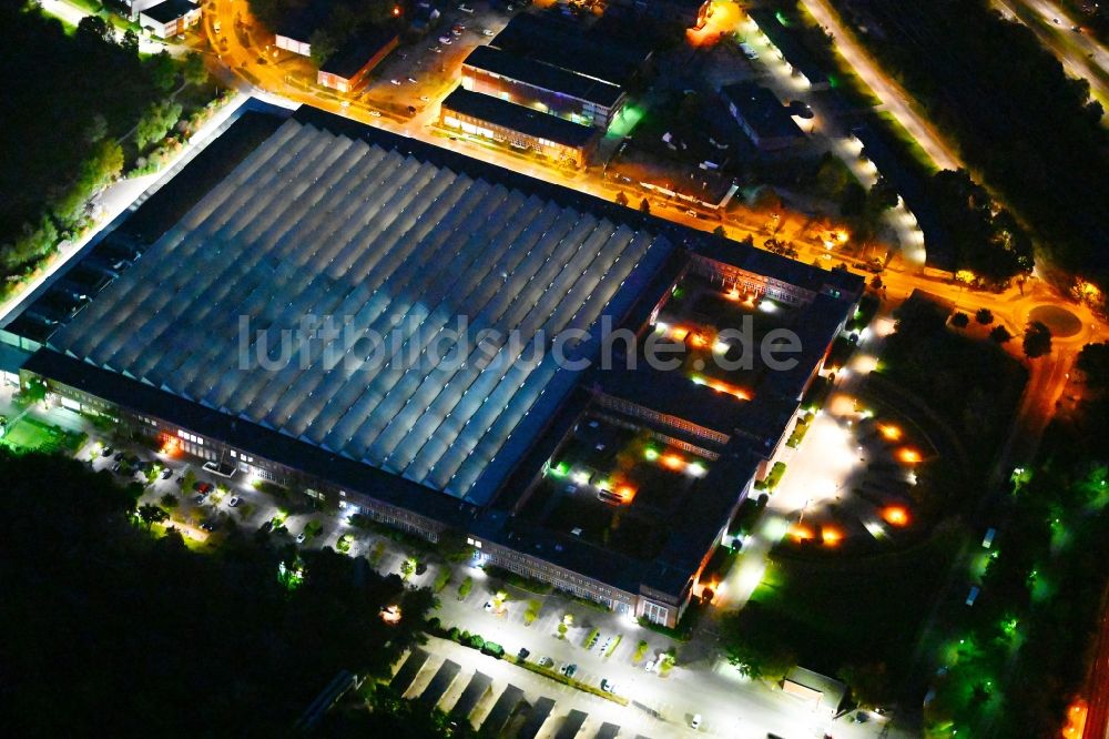 Berlin bei Nacht von oben - Nachtluftbild Werksgelände der HASSE & WREDE GmbH an der Georg-Knorr-Straße im Ortsteil Marzahn in Berlin, Deutschland