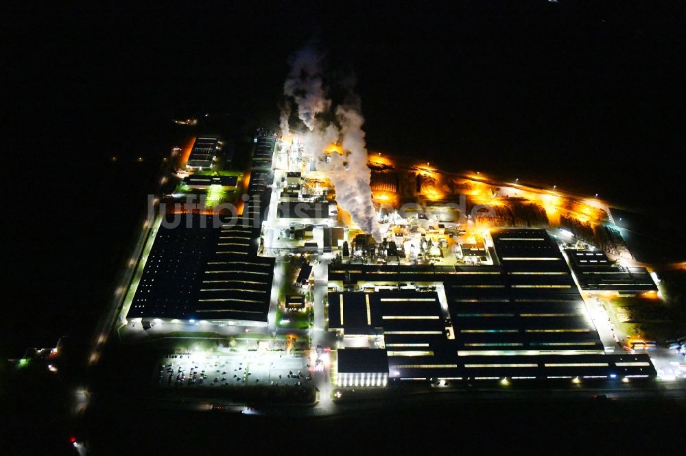 Nachtluftbild Heiligengrabe - Nachtluftbild Werksgelände der KRONOTEX GmbH und in Heiligengrabe im Bundesland Brandenburg, Deutschland