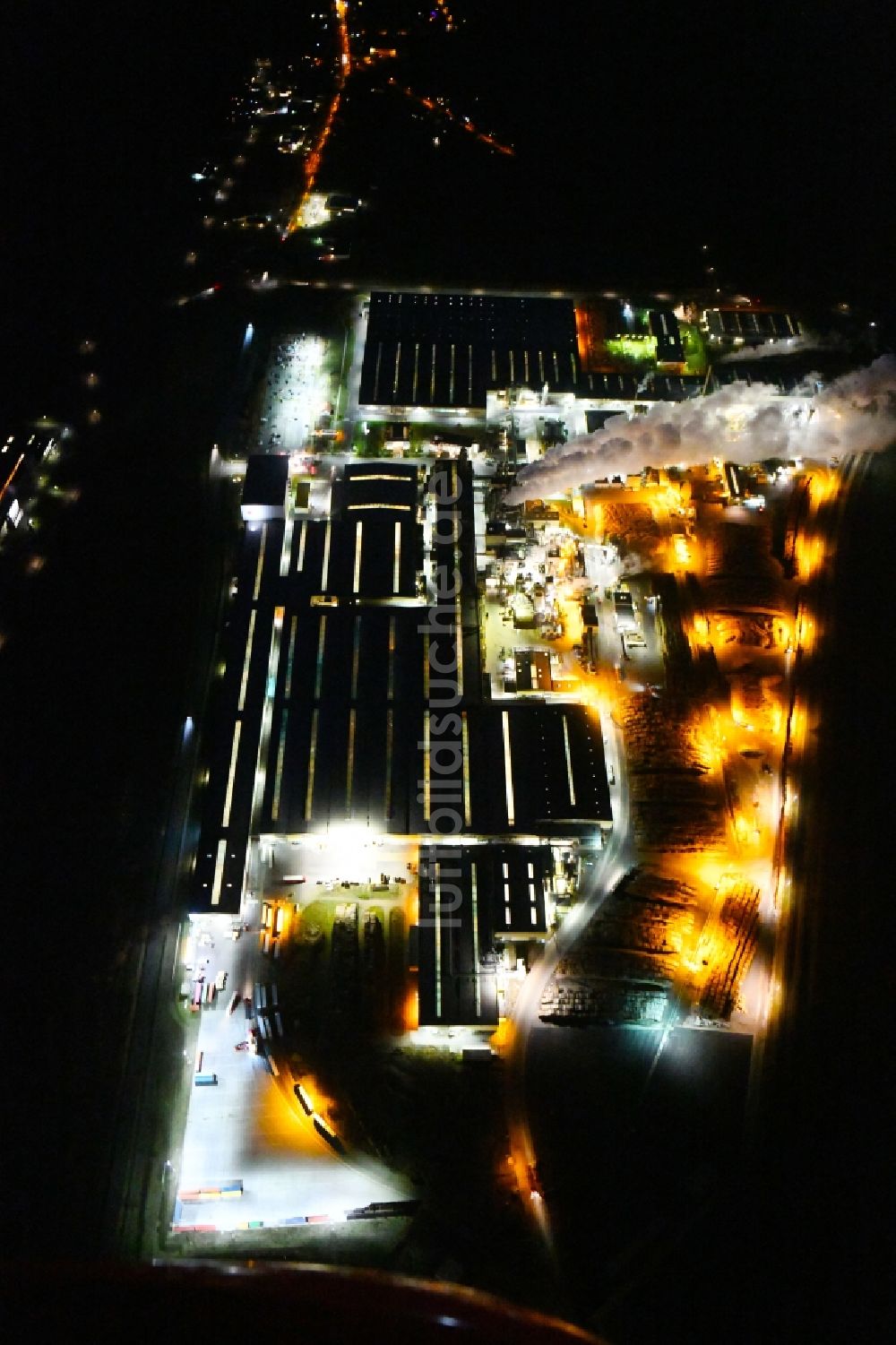 Heiligengrabe bei Nacht aus der Vogelperspektive: Nachtluftbild Werksgelände der KRONOTEX GmbH und in Heiligengrabe im Bundesland Brandenburg, Deutschland