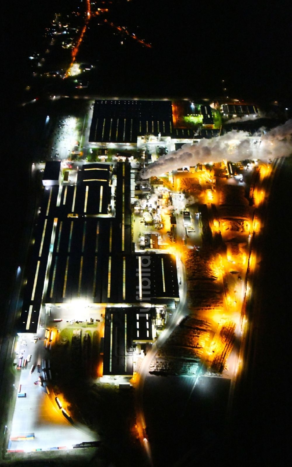 Nachtluftbild Heiligengrabe - Nachtluftbild Werksgelände der KRONOTEX GmbH und in Heiligengrabe im Bundesland Brandenburg, Deutschland