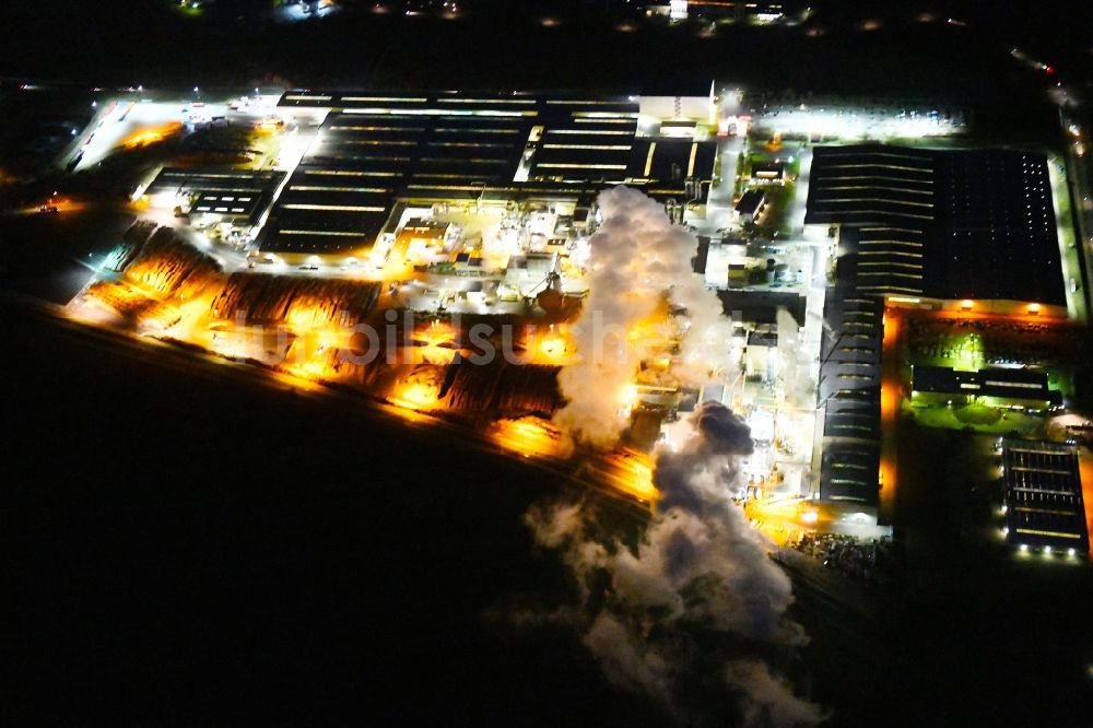 Heiligengrabe bei Nacht von oben - Nachtluftbild Werksgelände der KRONOTEX GmbH und in Heiligengrabe im Bundesland Brandenburg, Deutschland