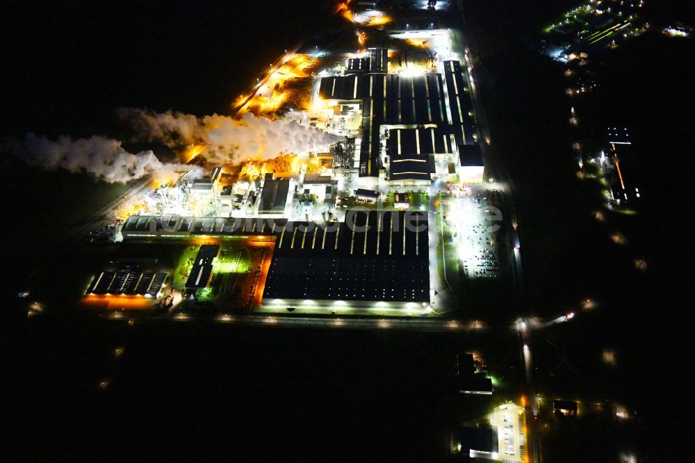 Nacht-Luftaufnahme Heiligengrabe - Nachtluftbild Werksgelände der KRONOTEX GmbH und in Heiligengrabe im Bundesland Brandenburg, Deutschland