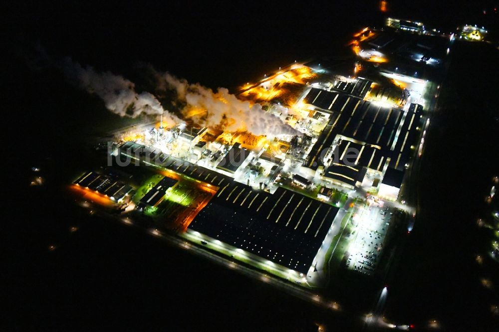 Heiligengrabe bei Nacht von oben - Nachtluftbild Werksgelände der KRONOTEX GmbH und in Heiligengrabe im Bundesland Brandenburg, Deutschland
