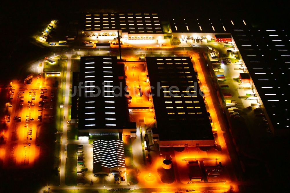 Nauen bei Nacht von oben - Nachtluftbild Werksgelände und Logistikzentrum der BSH Hausgeräte GmbH in Nauen im Bundesland Brandenburg, Deutschland