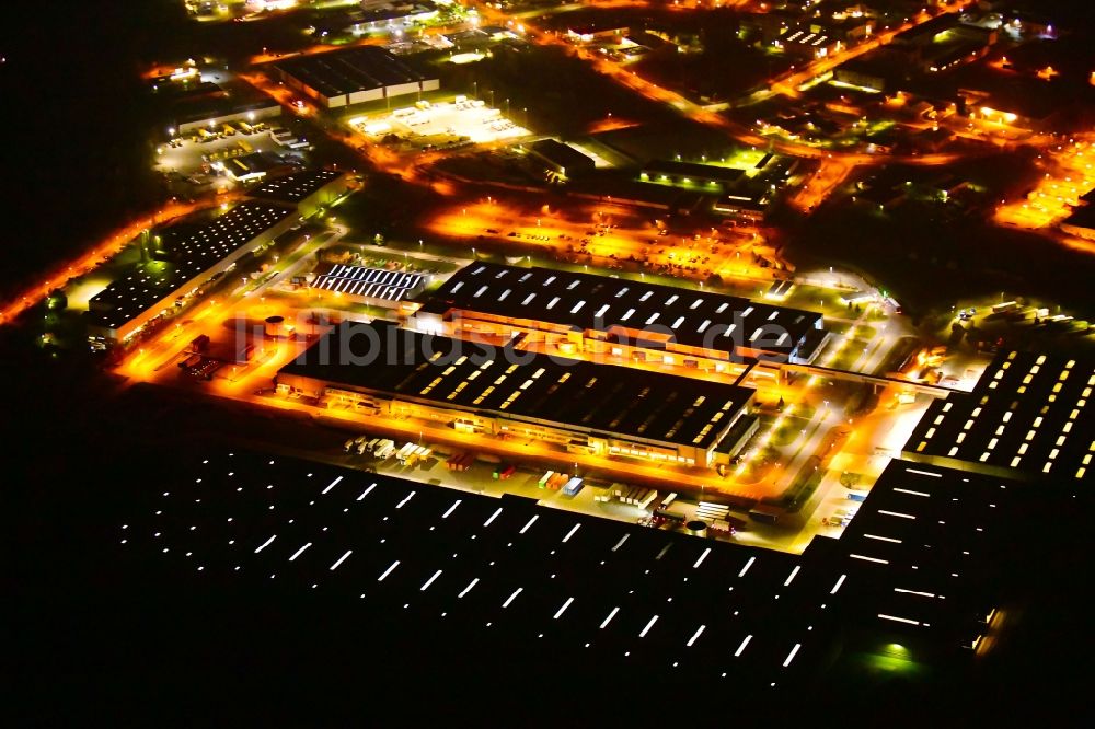 Nauen bei Nacht von oben - Nachtluftbild Werksgelände und Logistikzentrum der BSH Hausgeräte GmbH in Nauen im Bundesland Brandenburg, Deutschland