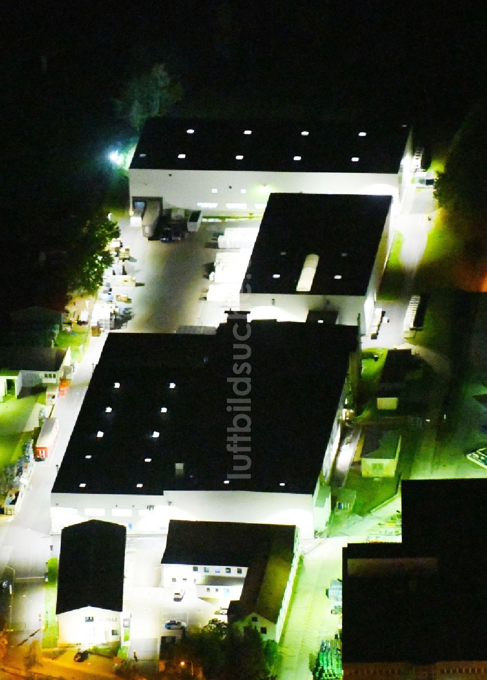 Radeburg bei Nacht aus der Vogelperspektive: Nachtluftbild Werksgelände der Mitras GmbH in Radeburg im Bundesland Sachsen, Deutschland