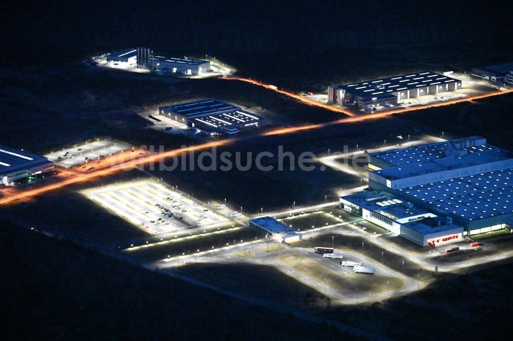 Schwerin bei Nacht aus der Vogelperspektive: Nachtluftbild Werksgelände der Nestlé Deutschland AG in Schwerin im Bundesland Mecklenburg-Vorpommern, Deutschland
