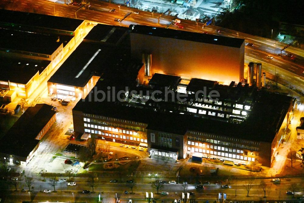 Nachtluftbild Berlin - Nachtluftbild Werksgelände der Procter & Gamble Manufacturing Berlin GmbH in Tempelhof in Berlin, Deutschland