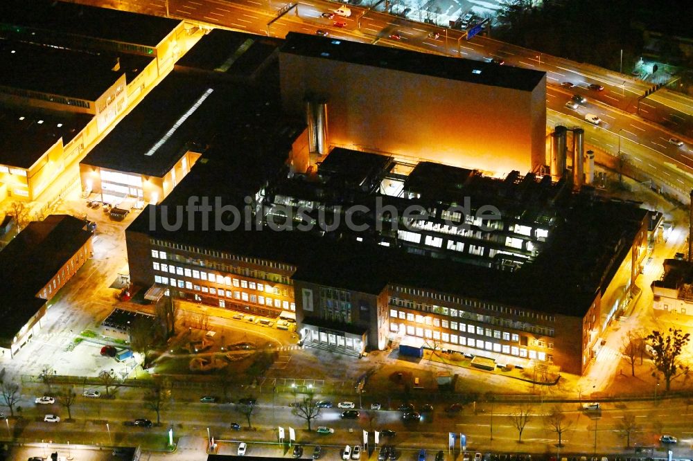 Nacht-Luftaufnahme Berlin - Nachtluftbild Werksgelände der Procter & Gamble Manufacturing Berlin GmbH in Tempelhof in Berlin, Deutschland