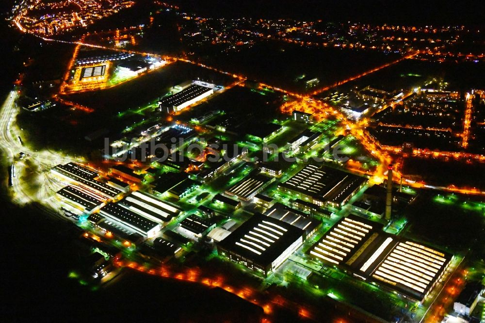 Nacht-Luftaufnahme Hennigsdorf - Nachtluftbild Werksgelände am Rathenaupark im Technologiepark Hennigsdorf im Bundesland Brandenburg, Deutschland