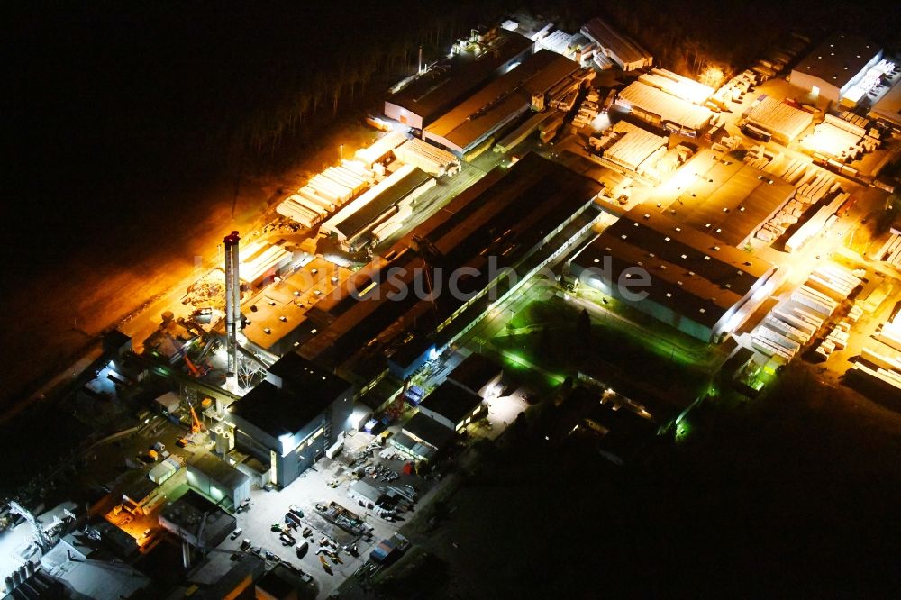 Flechtingen bei Nacht von oben - Nachtluftbild Werksgelände der ROCKWOOL Mineralwolle GmbH in Flechtingen im Bundesland Sachsen-Anhalt, Deutschland