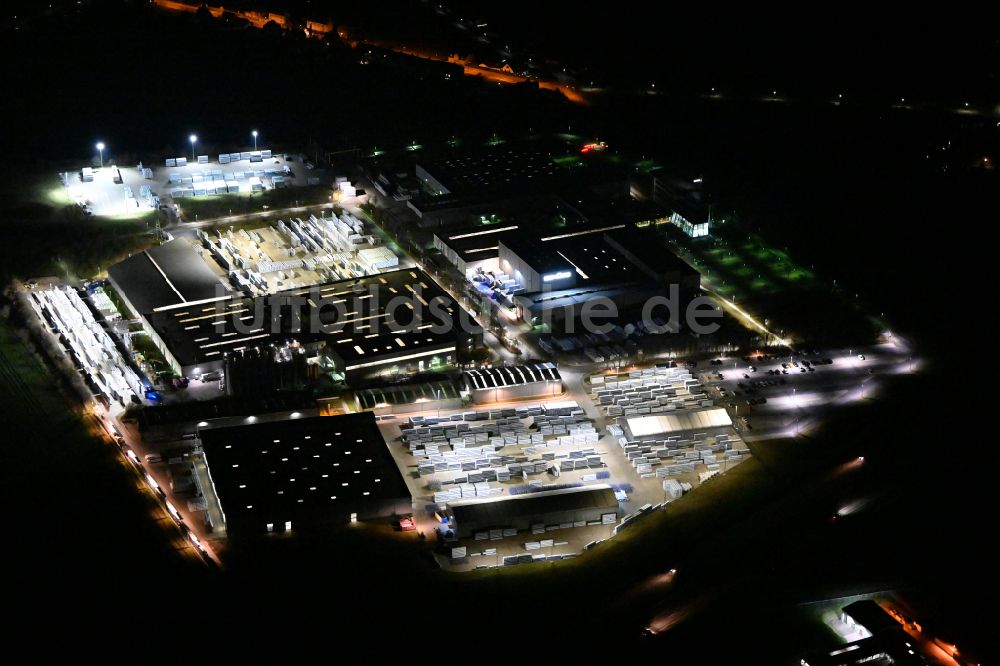 Nacht-Luftaufnahme Weißenfels - Nachtluftbild Werksgelände der Schüco Polymer Technologies KG in Weißenfels im Bundesland Sachsen-Anhalt, Deutschland