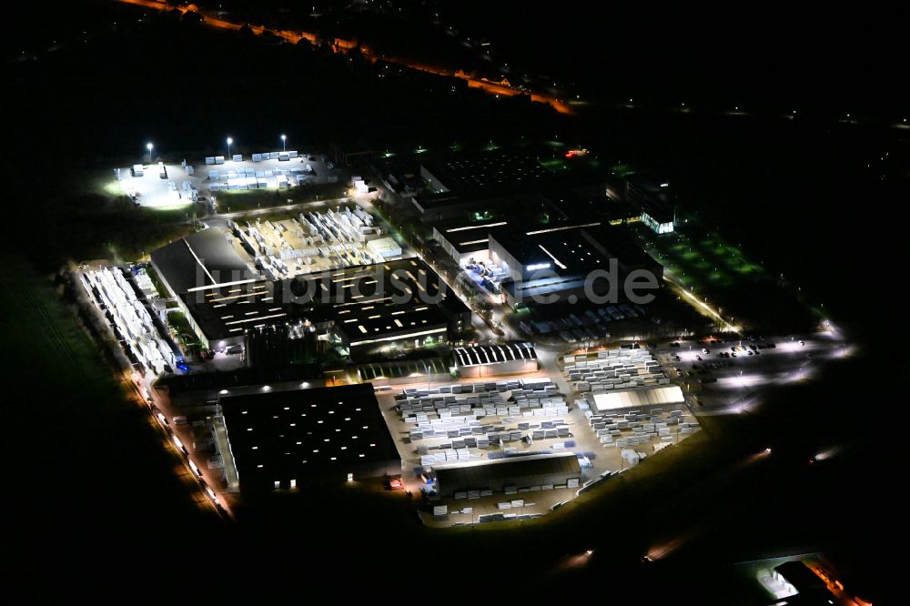 Weißenfels bei Nacht von oben - Nachtluftbild Werksgelände der Schüco Polymer Technologies KG in Weißenfels im Bundesland Sachsen-Anhalt, Deutschland