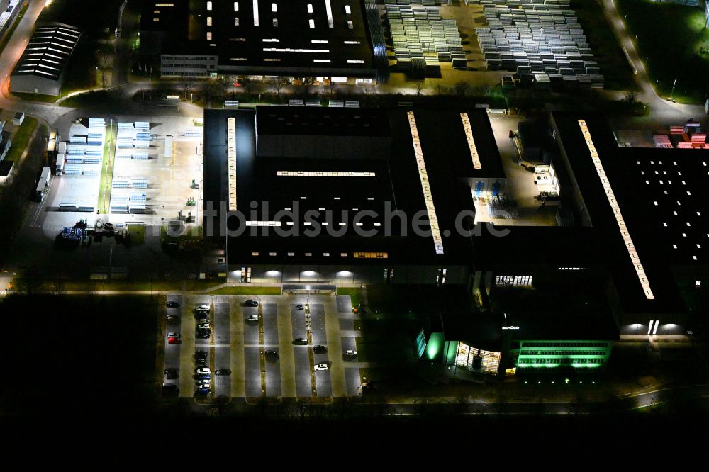 Nacht-Luftaufnahme Weißenfels - Nachtluftbild Werksgelände der Schüco Polymer Technologies KG in Weißenfels im Bundesland Sachsen-Anhalt, Deutschland