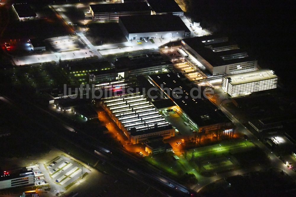 Forchheim bei Nacht aus der Vogelperspektive: Nachtluftbild Werksgelände der Siemens Healthineers in Forchheim im Bundesland Bayern, Deutschland