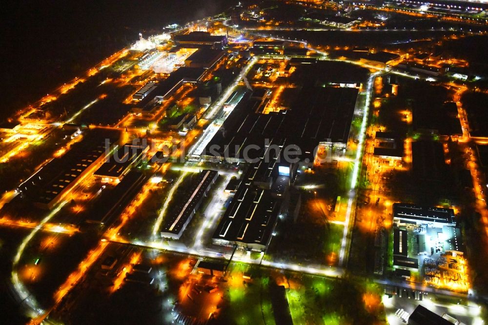 Nacht-Luftaufnahme Eisenhüttenstadt - Nachtluftbild Werksgelände des Stahlwerkes Arcelor Mittal in Eisenhüttenstadt im Bundesland Brandenburg