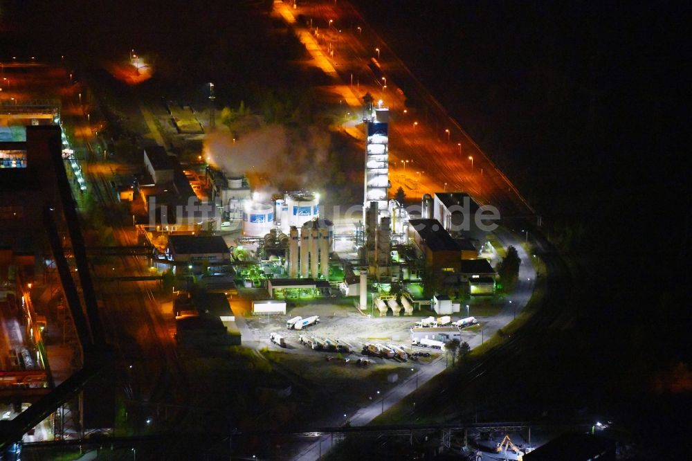 Eisenhüttenstadt bei Nacht von oben - Nachtluftbild Werksgelände des Stahlwerkes Arcelor Mittal in Eisenhüttenstadt im Bundesland Brandenburg