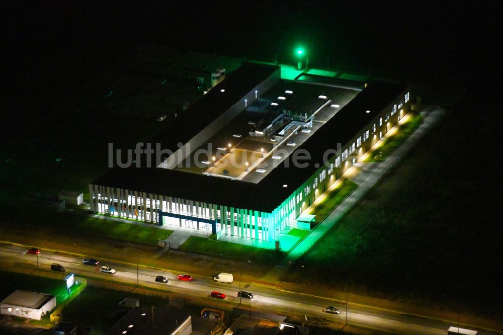 Nacht-Luftaufnahme Berlin - Nachtluftbild Werksgelände der Swissbit Germany AG im CleanTech Business Park im Ortsteil Marzahn in Berlin, Deutschland