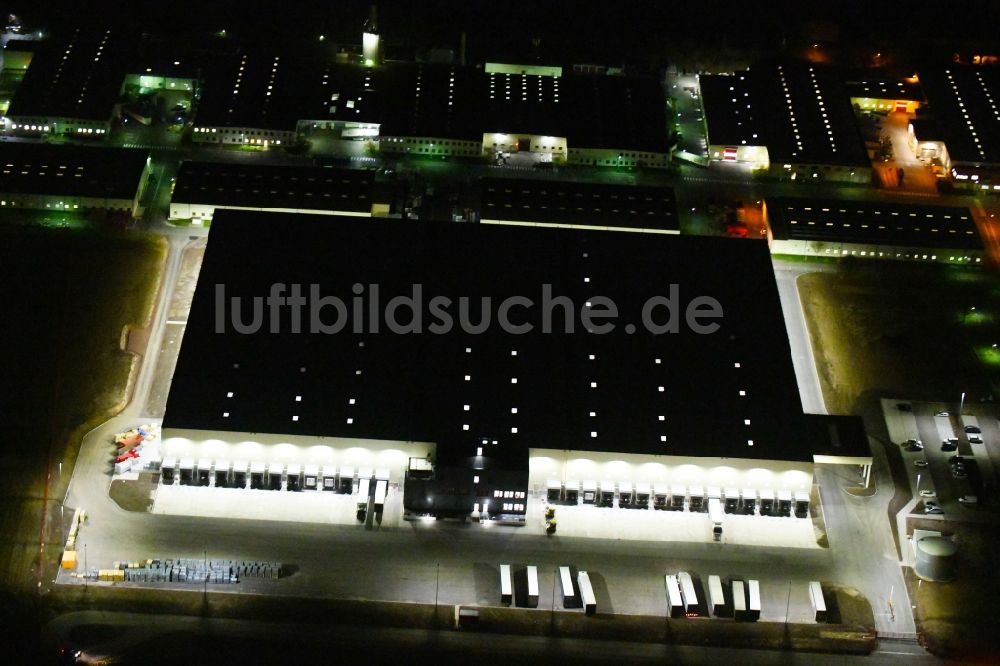 Nachtluftbild Sonneborn - Nachtluftbild Werksgelände der VELUX Deutschland GmbH am Arzbach in Sonneborn im Bundesland Thüringen, Deutschland