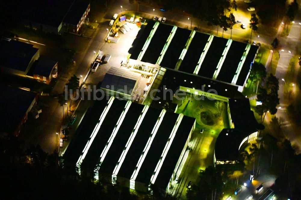 Velten bei Nacht von oben - Nachtluftbild Werksgelände der Wall GmbH in Velten im Bundesland Brandenburg, Deutschland
