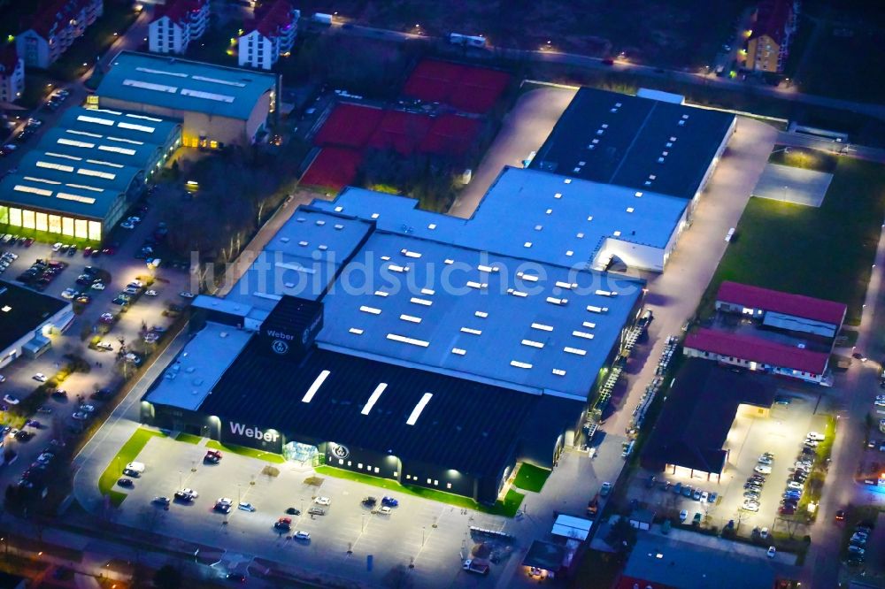 Nacht-Luftaufnahme Bernau - Nachtluftbild Werksgelände der Weber Automotive GmbH in Bernau im Bundesland Brandenburg, Deutschland