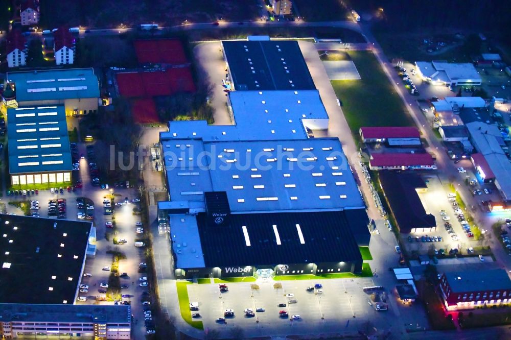 Nachtluftbild Bernau - Nachtluftbild Werksgelände der Weber Automotive GmbH in Bernau im Bundesland Brandenburg, Deutschland