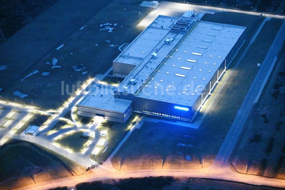 Schwerin bei Nacht aus der Vogelperspektive: Nachtluftbild Werksgelände der Ypsomed Produktion GmbH in Schwerin im Bundesland Mecklenburg-Vorpommern, Deutschland