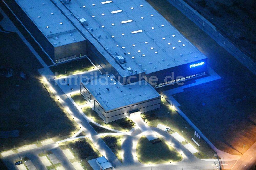 Nacht-Luftaufnahme Schwerin - Nachtluftbild Werksgelände der Ypsomed Produktion GmbH in Schwerin im Bundesland Mecklenburg-Vorpommern, Deutschland