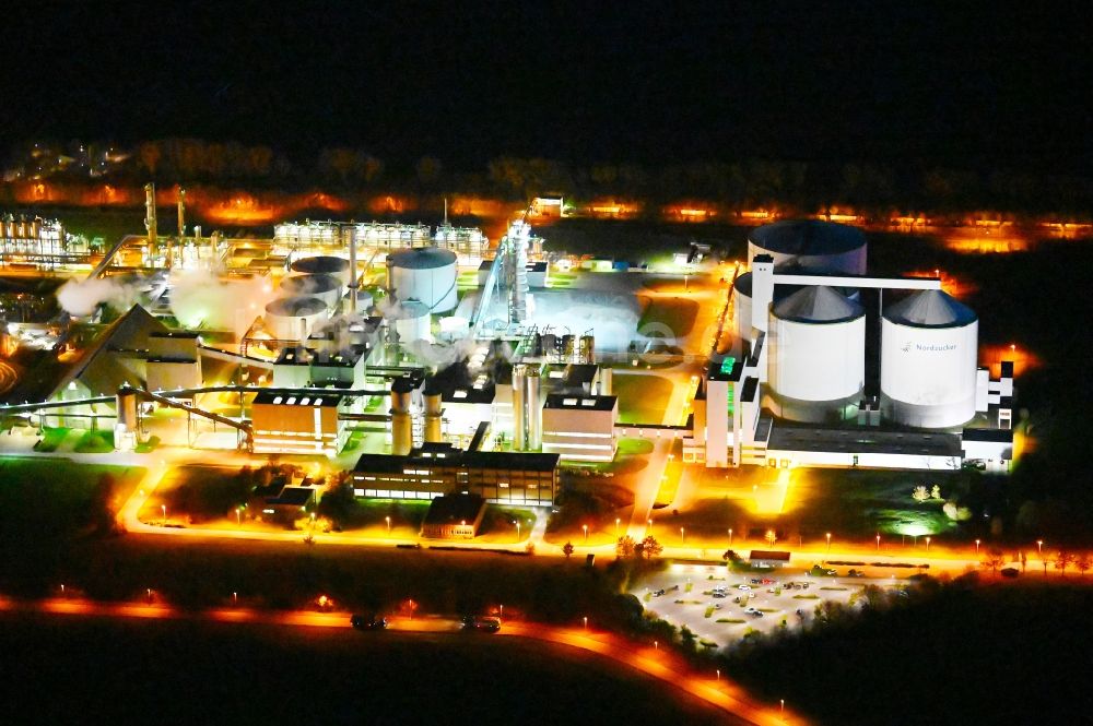 Klein Wanzleben bei Nacht von oben - Nachtluftbild Werksgelände der Zuckerfabrik in Klein Wanzleben im Bundesland Sachsen-Anhalt, Deutschland
