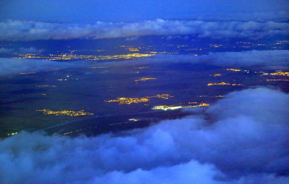Nacht-Luftaufnahme Fessenheim - Nachtluftbild Wetterlage mit Wolkenbildung und Lichter am Boden von den Städten und Gemeinden am Oberrhein bei Sonnenaufgang bei Fessenheim und Colmar im Elsass, Frankreich