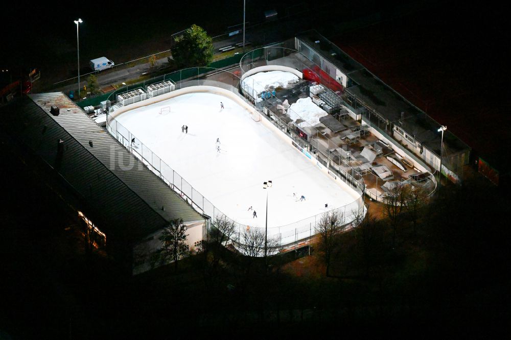 Nacht-Luftaufnahme München - Nachtluftbild winterlich weiß strahlender Eisbelag Eis- und Funsportzentrum West in München im Bundesland Bayern, Deutschland