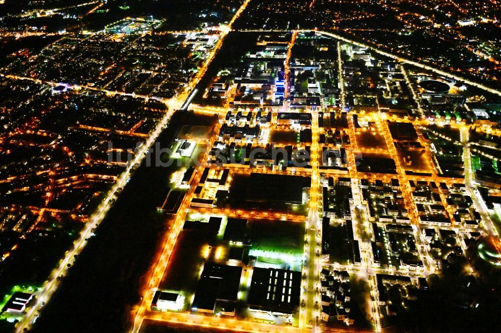 Berlin bei Nacht aus der Vogelperspektive: Nachtluftbild WISTA Gewerbegebiet - Wissenschafts- und Wirtschaftsstandort Adlershof in Berlin, Deutschland