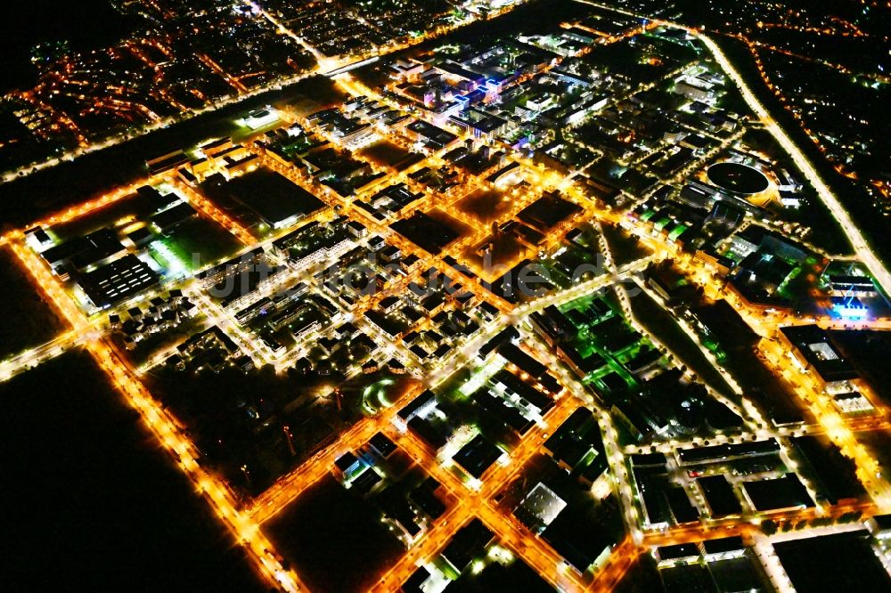 Nacht-Luftaufnahme Berlin - Nachtluftbild WISTA Gewerbegebiet - Wissenschafts- und Wirtschaftsstandort Adlershof in Berlin, Deutschland
