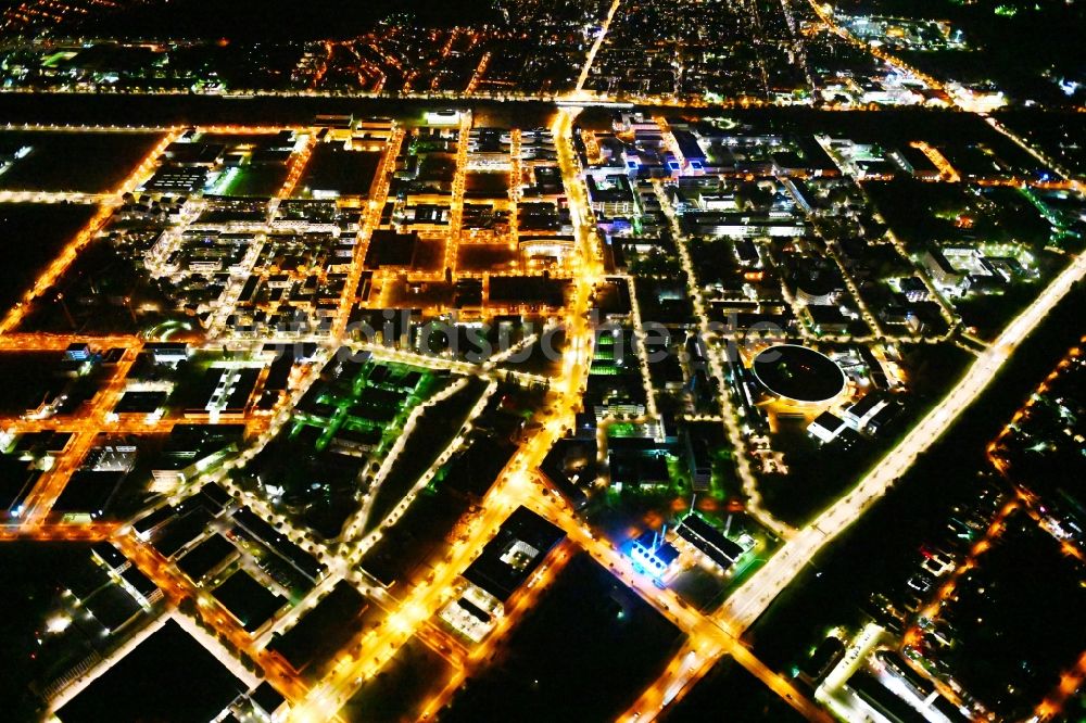 Berlin bei Nacht aus der Vogelperspektive: Nachtluftbild WISTA Gewerbegebiet - Wissenschafts- und Wirtschaftsstandort Adlershof in Berlin, Deutschland