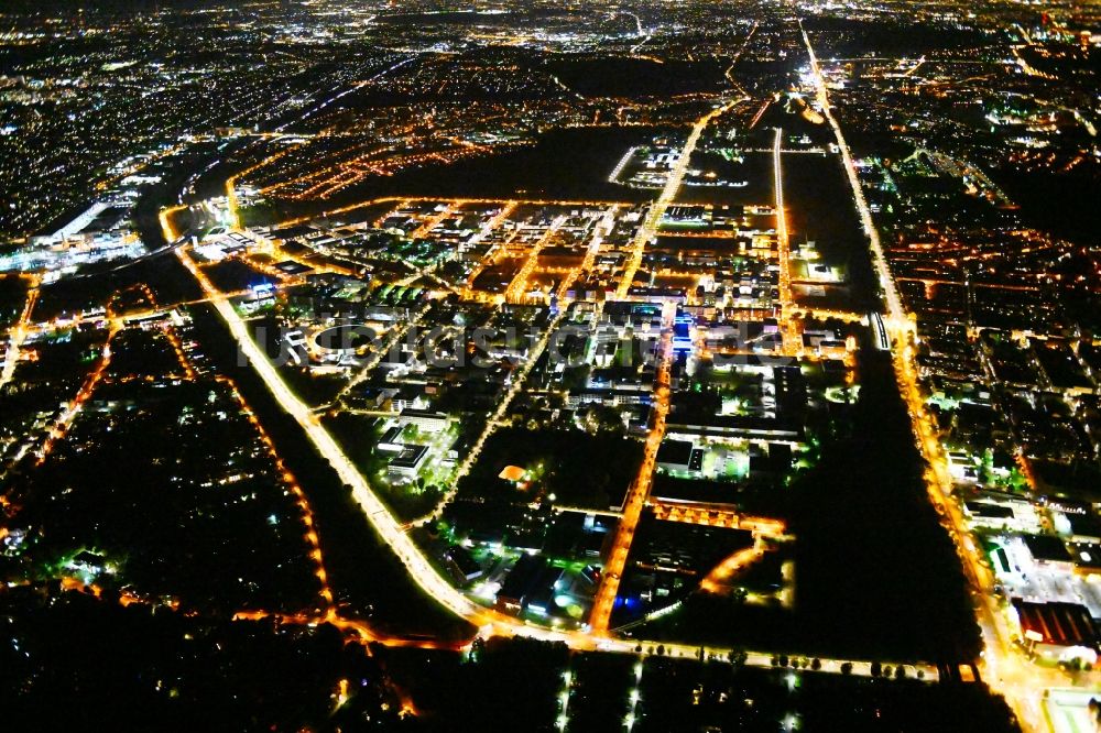 Berlin bei Nacht von oben - Nachtluftbild WISTA Gewerbegebiet - Wissenschafts- und Wirtschaftsstandort Adlershof in Berlin, Deutschland