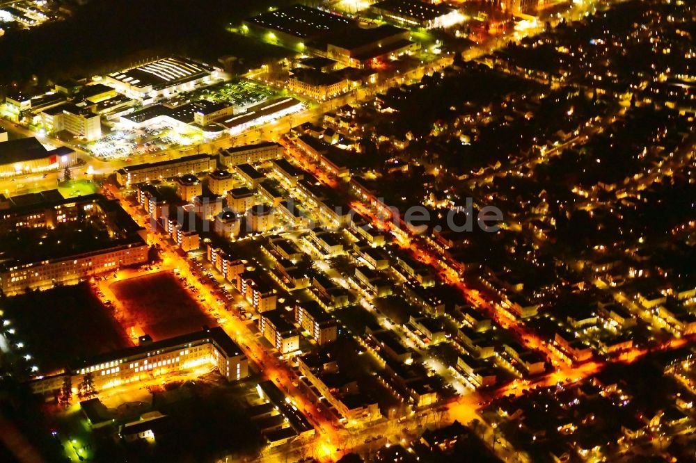 Nacht-Luftaufnahme Berlin - Nachtluftbild Wohngebiet der Mehrfamilienhaussiedlung entlang der Harry-S.-Truman-Allee - William-H.-Tunner-Straße in Berlin, Deutschland