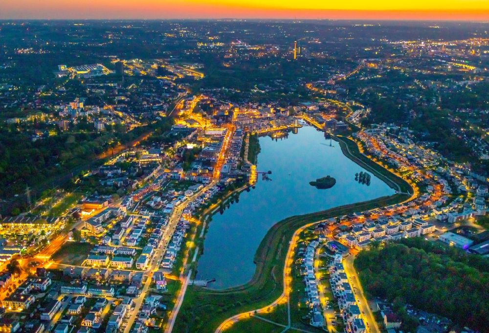 Dortmund bei Nacht von oben - Nachtluftbild Wohngebiete am Phoenix See in Dortmund im Bundesland Nordrhein-Westfalen