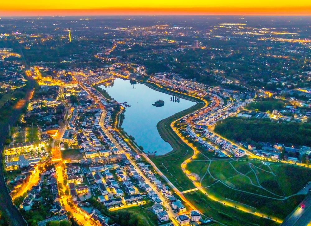 Dortmund bei Nacht aus der Vogelperspektive: Nachtluftbild Wohngebiete am Phoenix See in Dortmund im Bundesland Nordrhein-Westfalen