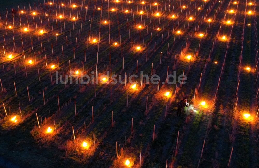 Nacht-Luftaufnahme Weinböhla - Nachtluftbild Wärmfeuer auf Weinbergs- Landschaft der Winzer- Gebiete in Weinböhla im Bundesland Sachsen, Deutschland